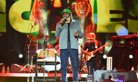 Edson Gomes abre segundo dia do Festival Virada Salvador e celebra estreia no evento