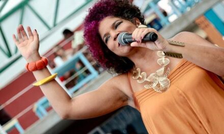 Juliana Ribeiro leva Sarau Brilho Negro para primeiro Culinária Musical do an