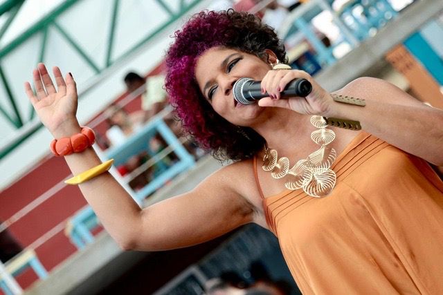 Juliana Ribeiro leva Sarau Brilho Negro para primeiro Culinária Musical do an