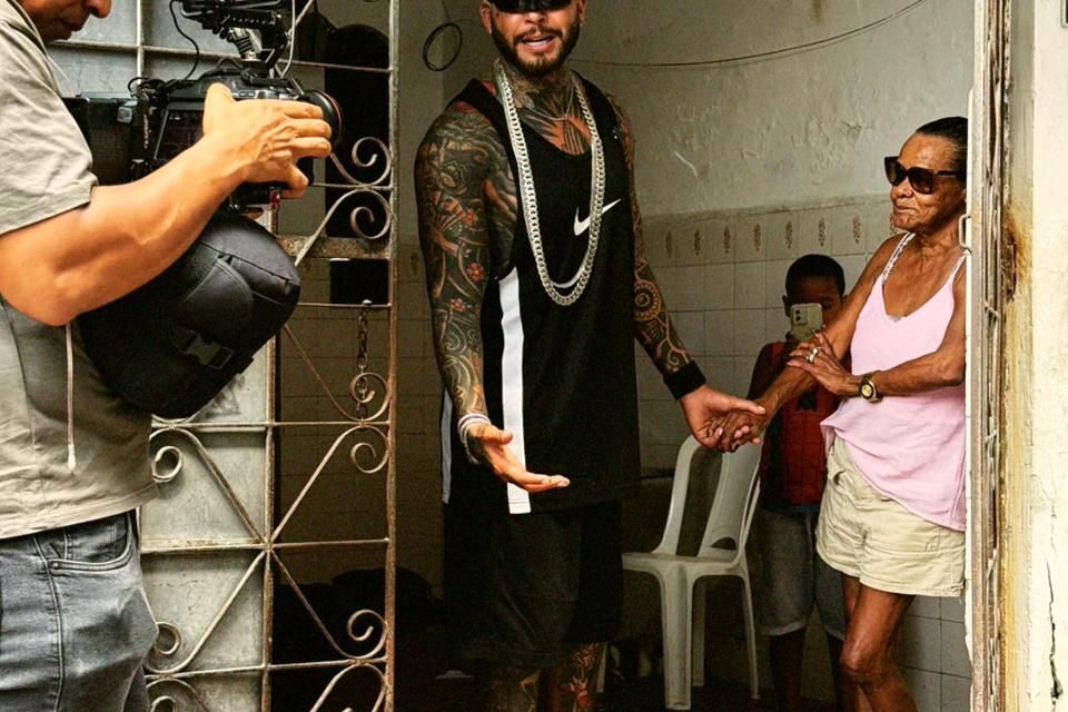 Às vésperas da gravação do audiovisual, Kannário faz visita técnica na Liberdade e reencontra personagens da sua história