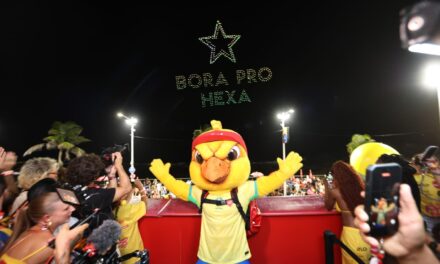 Expresso 2222 e iFood levaram o icônico Canarinho, mascote da Seleção Brasileira, ao céu do Carnaval de Salvador
