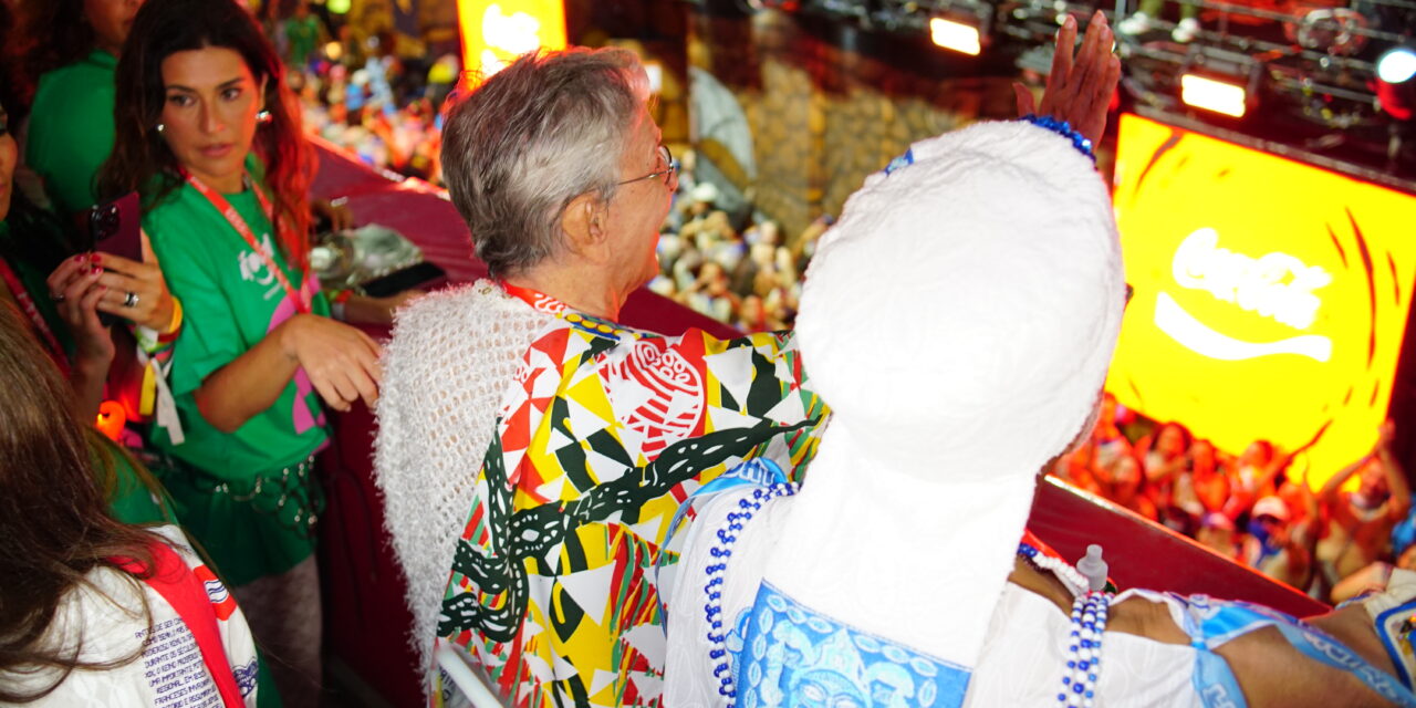Gilberto Gil e Flora Gil levam Caetano Veloso e Paula Lavigne para assistirem a mais uma homenagem a Preta Gil no Carnaval de Salvador