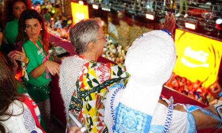 Gilberto Gil e Flora Gil levam Caetano Veloso e Paula Lavigne para assistirem a mais uma homenagem a Preta Gil no Carnaval de Salvador