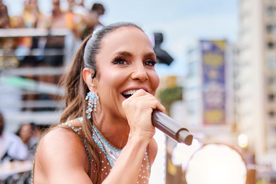 Ivete Sangalo abre Carnaval com Bloco Coruja no circuito Barra-Ondina