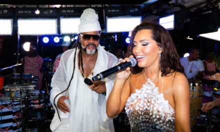 No trio de Brown, Karinah celebra os 110 anos do samba e homenageia Beth Carvalho no Carnaval de Salvador 2026