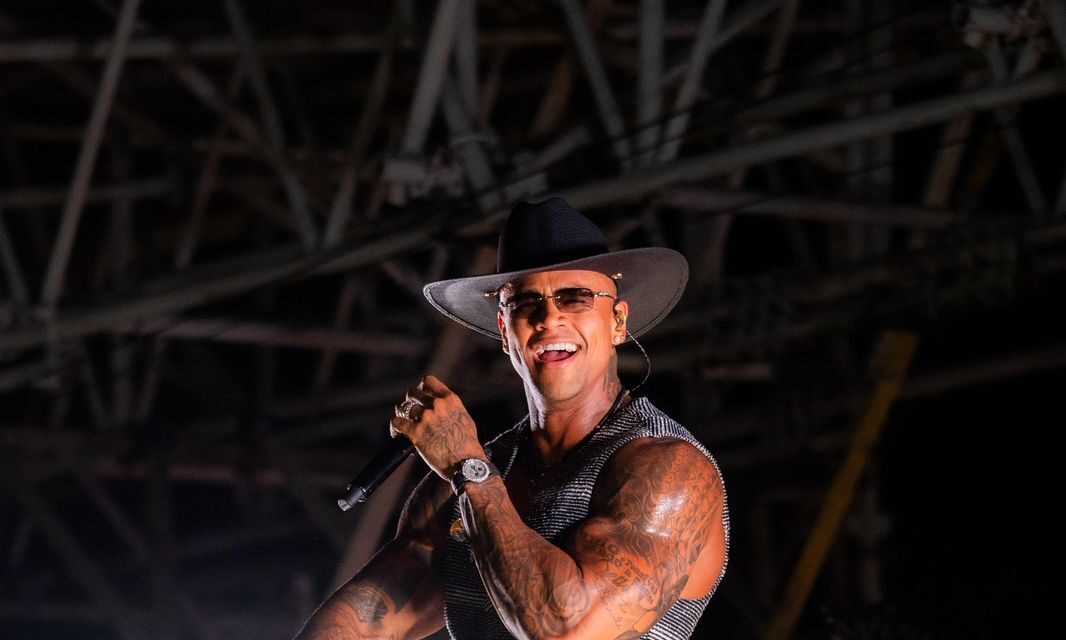 Léo Santana arrasta multidão na abertura oficial do seu Carnaval no Pipoco