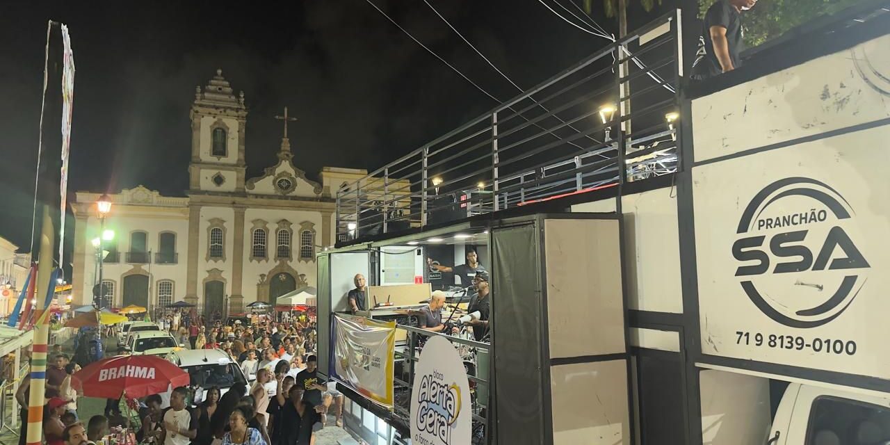 3° Arrastão do Bloco Alerta Geral agita Centro Histórico