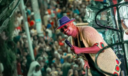 Bloco As Kuviteiras abre o Carnaval com emoção, homenagem a Toinho e avenida tomada pelo swing de Robyssão