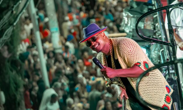 Bloco As Kuviteiras abre o Carnaval com emoção, homenagem a Toinho e avenida tomada pelo swing de Robyssão