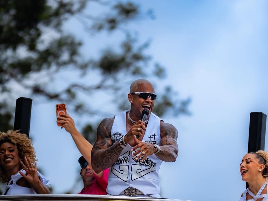 Léo Santana reúne mais de 1,1 milhão de foliões com o bloco “Vem com o Gigante” no Carnaval de Rua de São Paulo