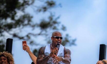 Léo Santana reúne mais de 1,1 milhão de foliões com o bloco “Vem com o Gigante” no Carnaval de Rua de São Paulo