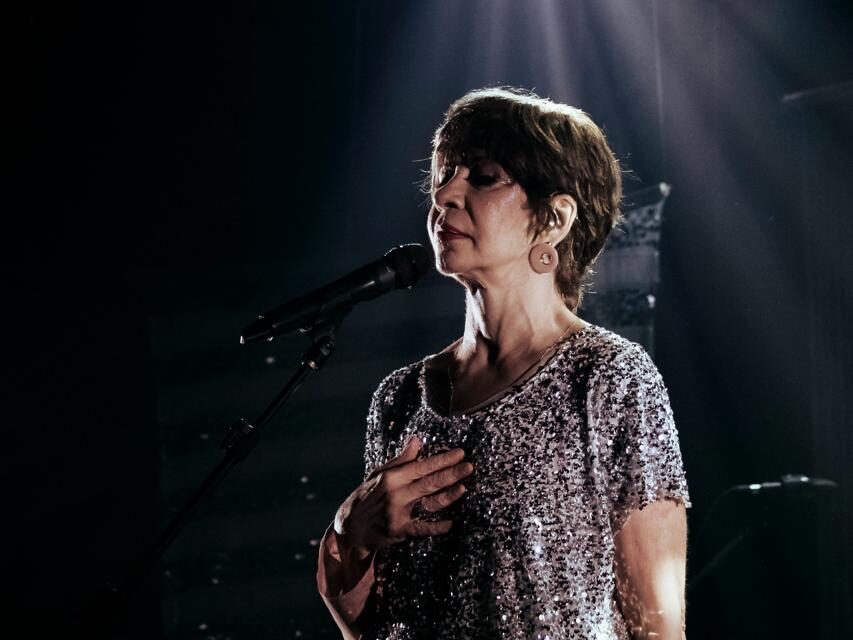 Sandra Pêra interpreta Gonzaguinha no show “Eu apenas queria que você soubesse”, no Teatro SESC Casa do Comércio