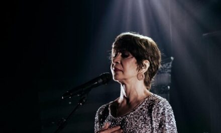 Sandra Pêra interpreta Gonzaguinha no show “Eu apenas queria que você soubesse”, no Teatro SESC Casa do Comércio