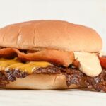 Famoso hambúrguer da Fat Guys ganha promoção exclusiva em Salvador e Feira de Santana