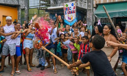 Páscoa solidária distribui mais de 900 caixas de chocolate para crianças no Cabula