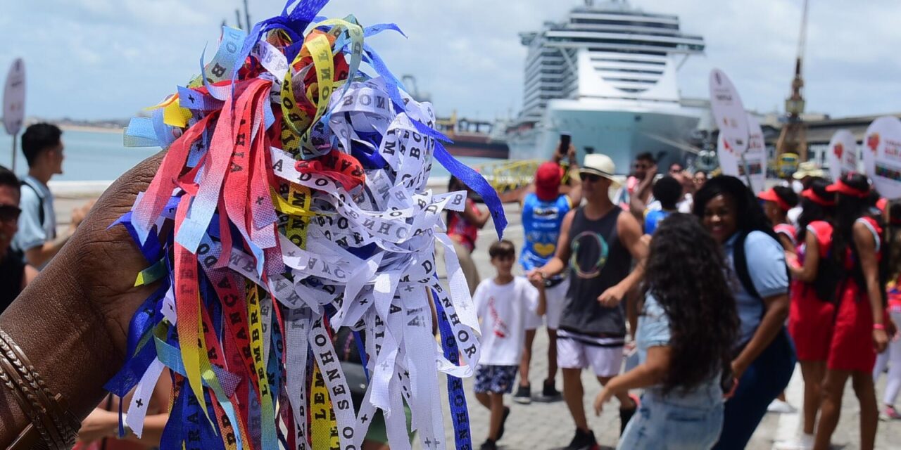 Mais de 700 mil turistas visitam Salvador em abril e movimentam R$ 1,6 bilhão na economia