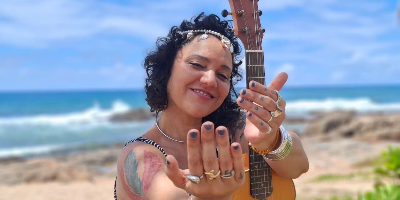 Cantora baiana Marcela Bellas transforma identidade e referências em som no novo disco “Baianamente”