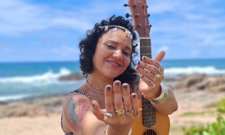 Cantora baiana Marcela Bellas transforma identidade e referências em som no novo disco “Baianamente”