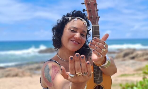 Cantora baiana Marcela Bellas transforma identidade e referências em som no novo disco “Baianamente”