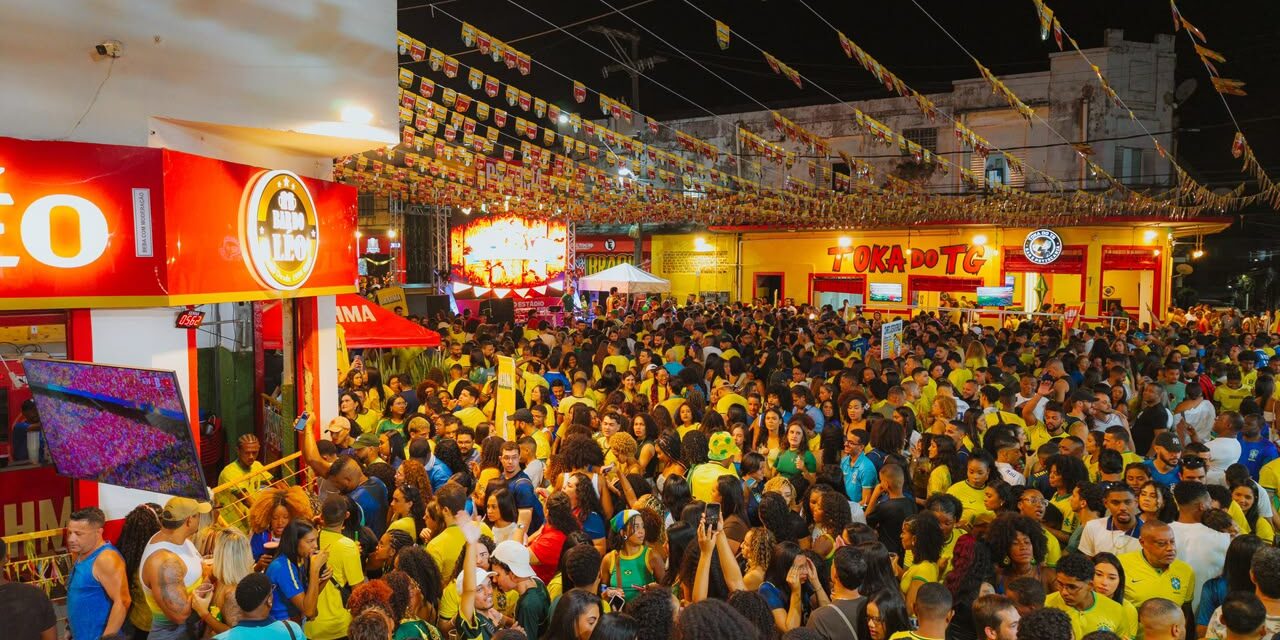 BAR DO LÉO RECEBE MULTIDÃO NO LARGO DO GODINHO DURANTE ESTREIA DA RUA Nº1 BRAHMA EM SALVADOR
