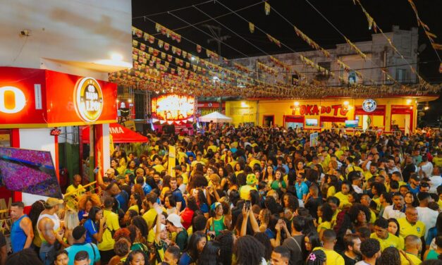 BAR DO LÉO RECEBE MULTIDÃO NO LARGO DO GODINHO DURANTE ESTREIA DA RUA Nº1 BRAHMA EM SALVADOR