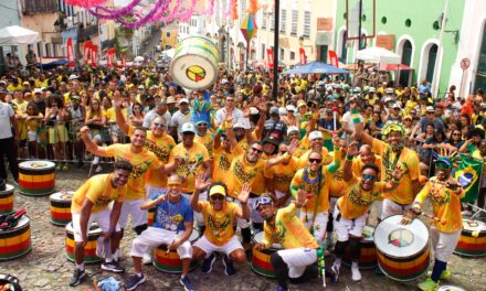 Torcida Brasil Olodum volta ao Pelourinho para acompanhar Brasil nas oitavas de final da Copa do Mundo