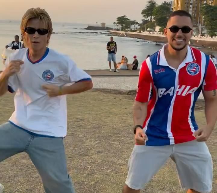 JAPONÊS KOYAMAGINJIRO É “BATIZADO” POR GUGA MEYRA COM CAMISA DO BAHIA EM SALVADOR
