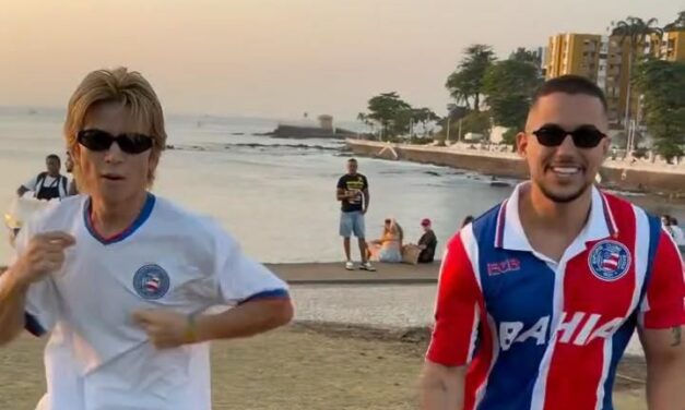 JAPONÊS KOYAMAGINJIRO É “BATIZADO” POR GUGA MEYRA COM CAMISA DO BAHIA EM SALVADOR
