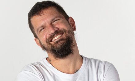 Repertório vai ser alegre, percussivo… pra trazer esperança. É uma data boa de renovar a fé”, diz Saulo, sobre show no Réveillon Guarajuba