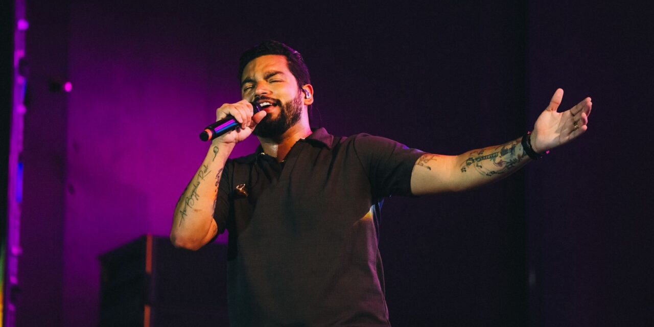 Vaquejada de Serrinha encerra edição com parque lotado e aniversário de Wesley Safadão celebrado no palco