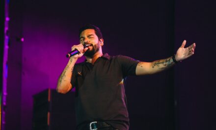 Vaquejada de Serrinha encerra edição com parque lotado e aniversário de Wesley Safadão celebrado no palco