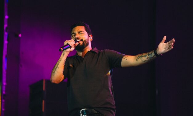 Vaquejada de Serrinha encerra edição com parque lotado e aniversário de Wesley Safadão celebrado no palco