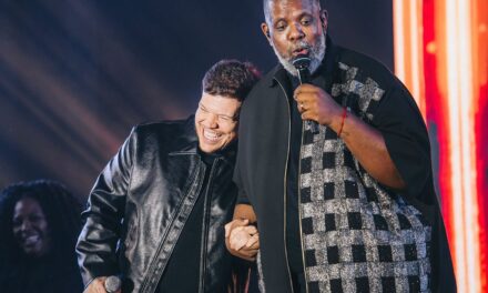 Ferrugem e Péricles celebram o samba e o pagode em noite de encontros e grandes sucessos em Lauro de Freitas