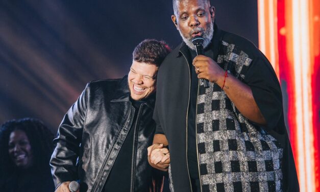 Ferrugem e Péricles celebram o samba e o pagode em noite de encontros e grandes sucessos em Lauro de Freitas